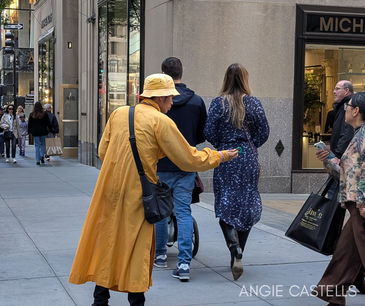 Estafas de Nueva York - Monjes budistas y brazaletes