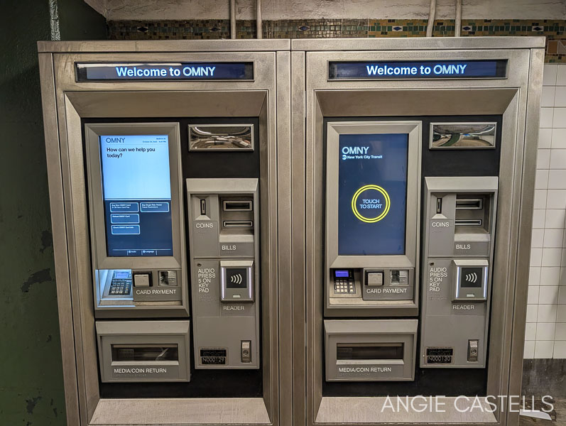 Máquinas de OMNY en el metro de Nueva York