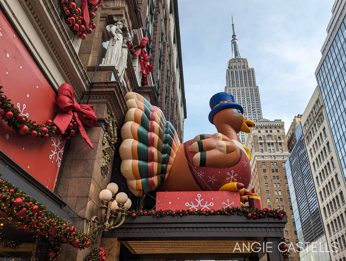 El pavo de Acción de Gracias de Macy's y el Empire State Building al fondo